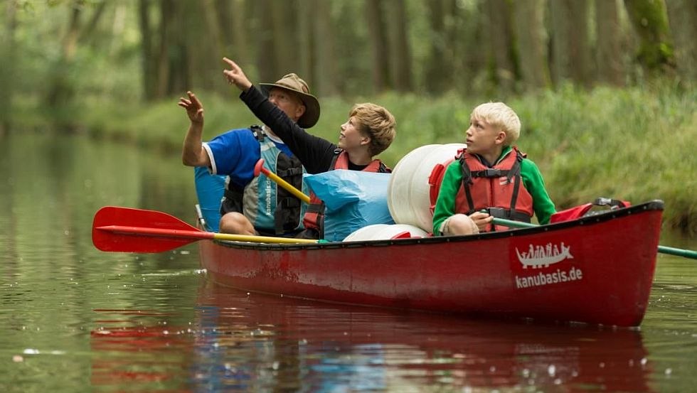 Wer auf eine Kanu-Klassenfahrt geht, kann viel erleben inmitten der faszinierenden Natur der Mecklenburgischen Seenplatte, © SeenLandAgentour GmbH