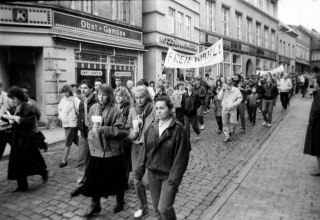 Demonstranten passieren die damalige Parchimer Straße des Friedens, auf ihren Transparenten werden freie Wahlen gefordert., © Willy Voß