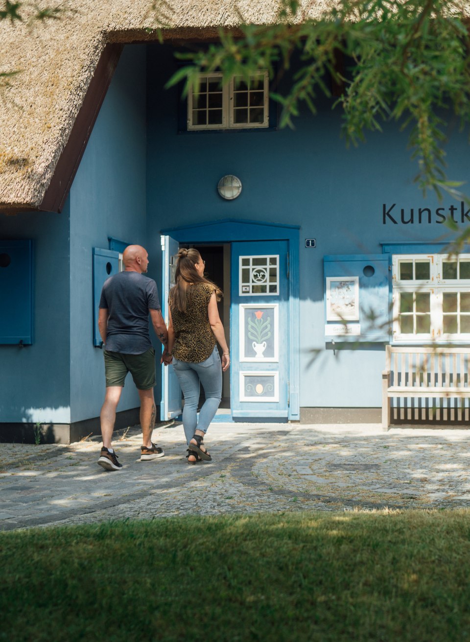 Evelin und Andreas besuchen die Galerie Kunstkaten in der Künstlerkolonie Ahrenshoop., © TMV/Petermann