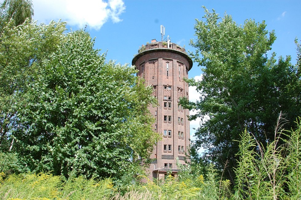 Auch der Wasserturm am Bahnhofsgelände steht unter Denkmalschutz., © Gabriele Skorupski