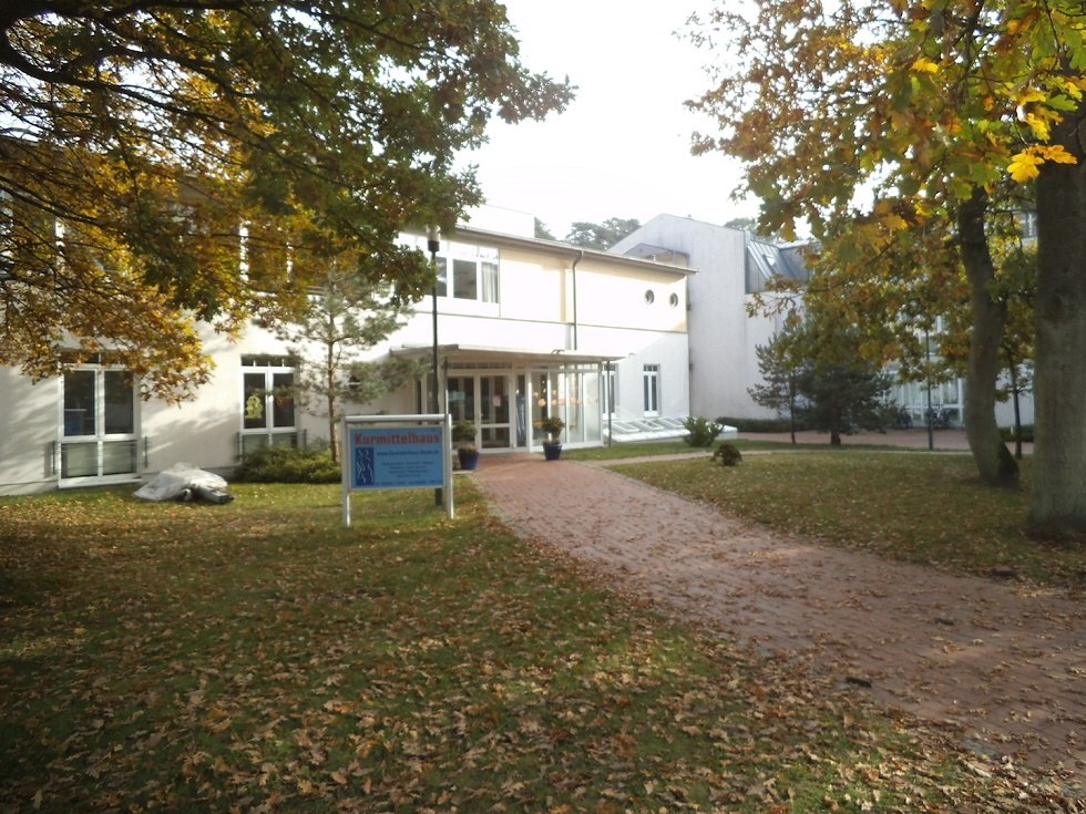 Kurmittelhaus im Ostseebad Baabe - Herbstansicht -, © Tourismuszentrale Rügen