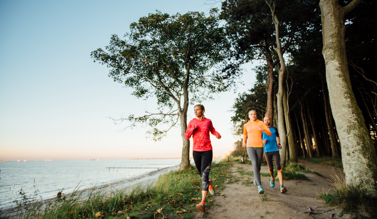 Joggen abends entlang der Steilküst, © TMV/Roth