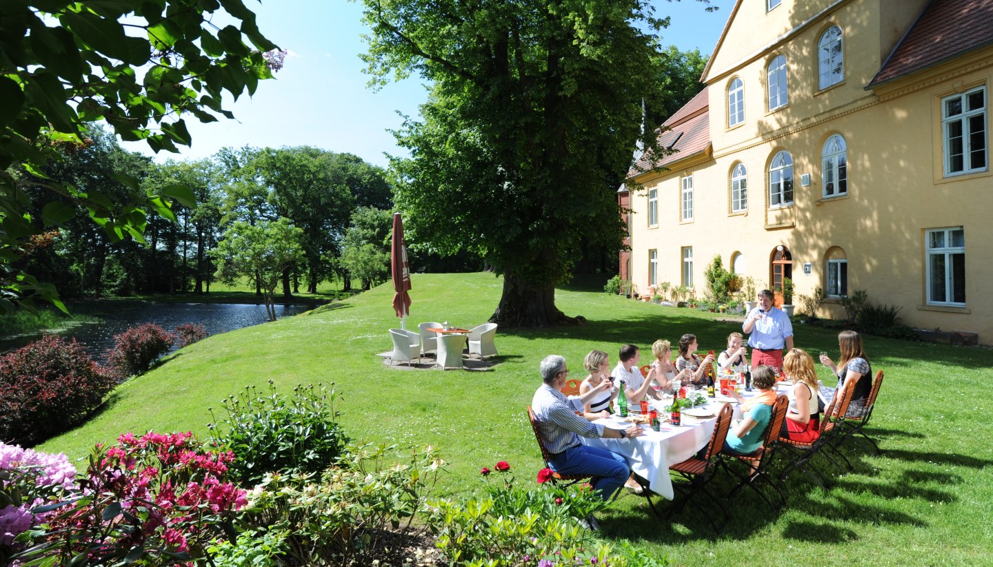 Kulinarischer Genuss und anregende Gespräche auf Schloss Lühburg, © TMV/Foto@Andreas-Duerst.de