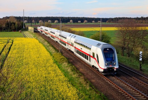 Vorbei an einem Rapsfeld - Intercity 2 des DB Fernverkehr, © Deutsche Bahn AG / Georg Wagner