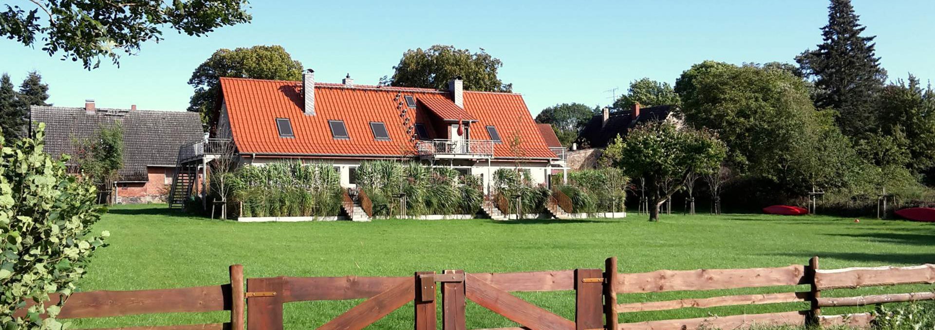 Viel Platz zum Spielen und Entspannen auf der großen Wiese vor dem Ferienhaus., © northtours - Tante Polly / A. Krämer