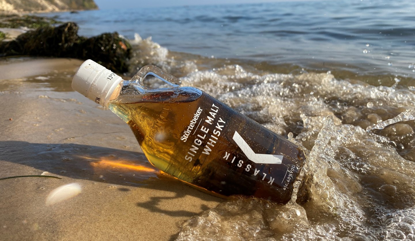 Brennerei Whisky Flasche, © Störtebeker Brennerei