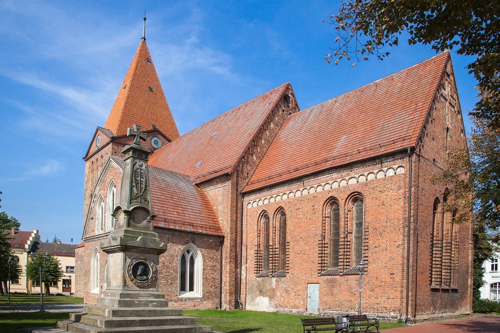 Kirche mit Kriegsdenkmal (1870/71), © Frank Burger