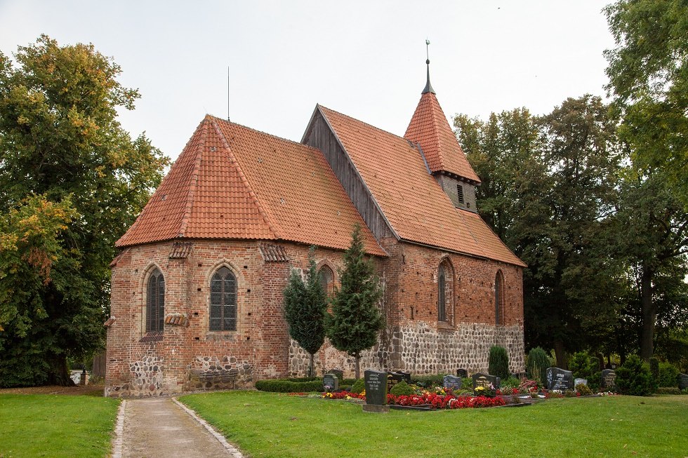 Die gotische Dorfkirche Hanstorf ist ein denkmalgeschütztes Kirchengebäude in Hanstorf., © Frank Burger