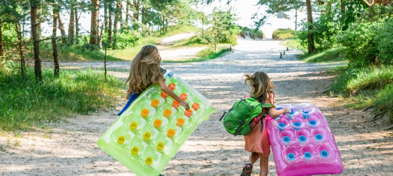 Ostsee mit Luftmatratzen: Josi und Luna am Usedomer Strand.