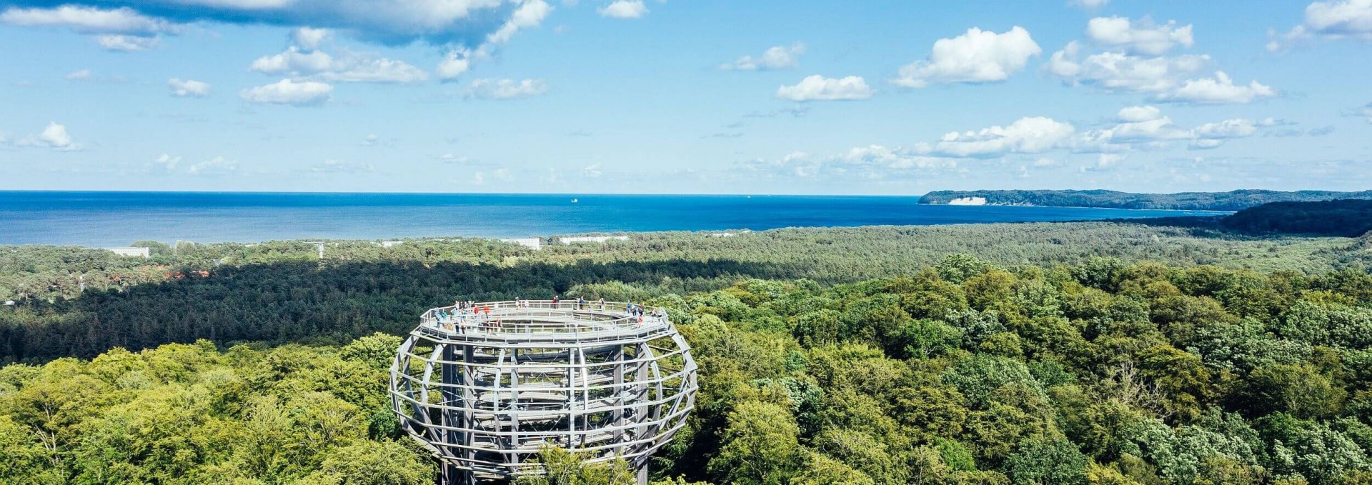 Baumwipfelpfad im Naturerbe Zentrum Rügen aus der Luft, © TMV/Gänsicke