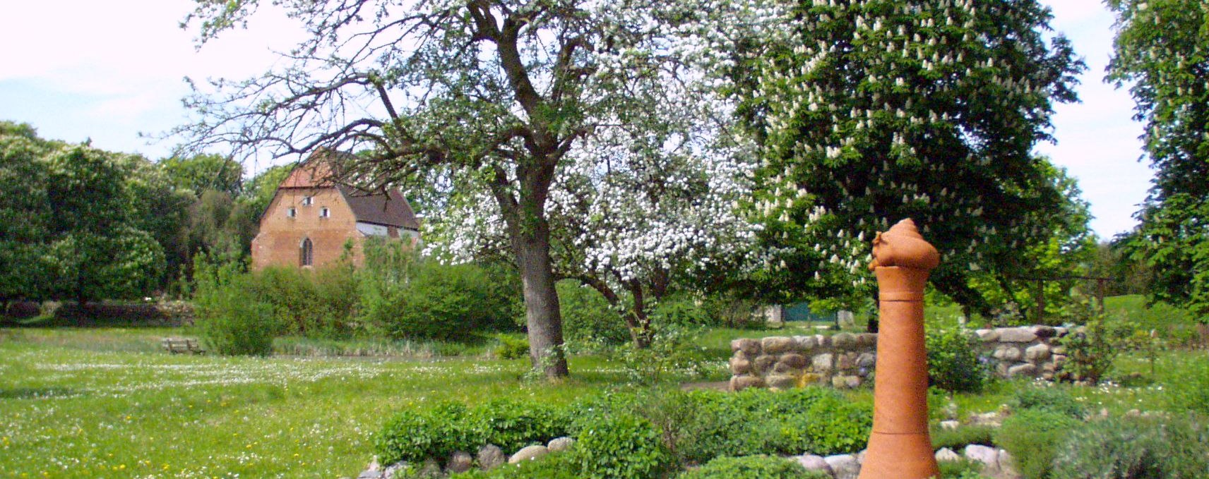 Kräuterschnecke und Rosengarten im Wiesenpark, © Förderverein der Heimat- und Kulturpflege Walkendorf