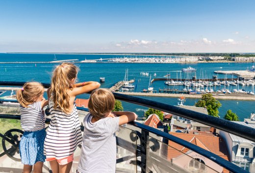 Ausblick vom 30,6 Meter hohem Leuchtturm in Warnemünde., © TMV/Süß