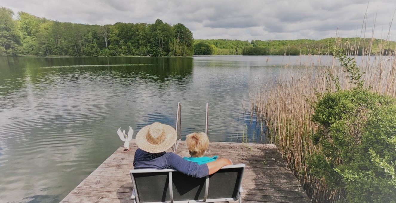 Vom Steg aus haben Sie einen wundervollen Blick über den Haussee, © D. Rgener