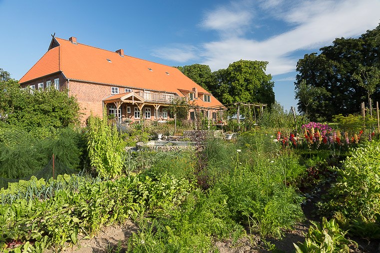 Der Kastanienhof inmitten des historischen Bauerngartens., © © Hans-Joachim Kahl