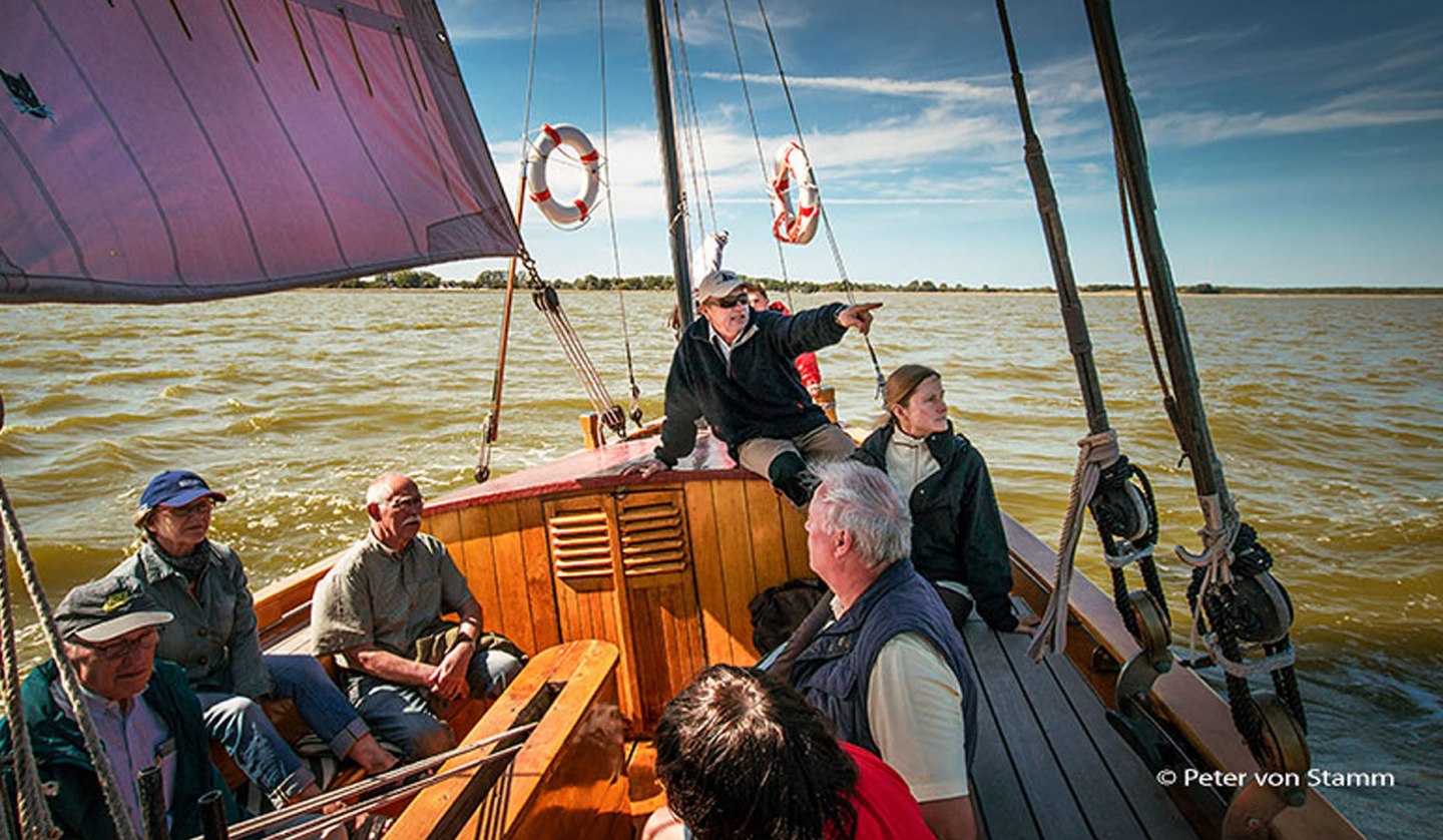 Zeesboot segeln auf dem Saaler Bodden ab Hafen Althagen, © Peter von Stamm