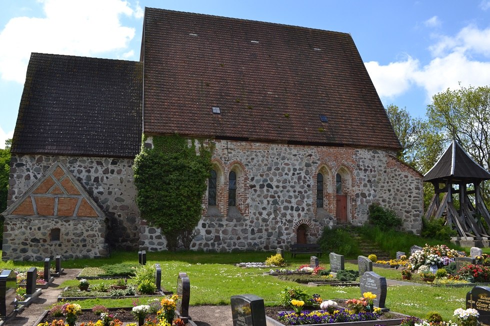 Kirche und Teile des Friedhofs, © Lutz Werner