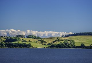 Die Landschaft der Halbinsel Mönchgut auf Rügen besticht durch ihre sanften Hügel, © TZR/C. Thiele