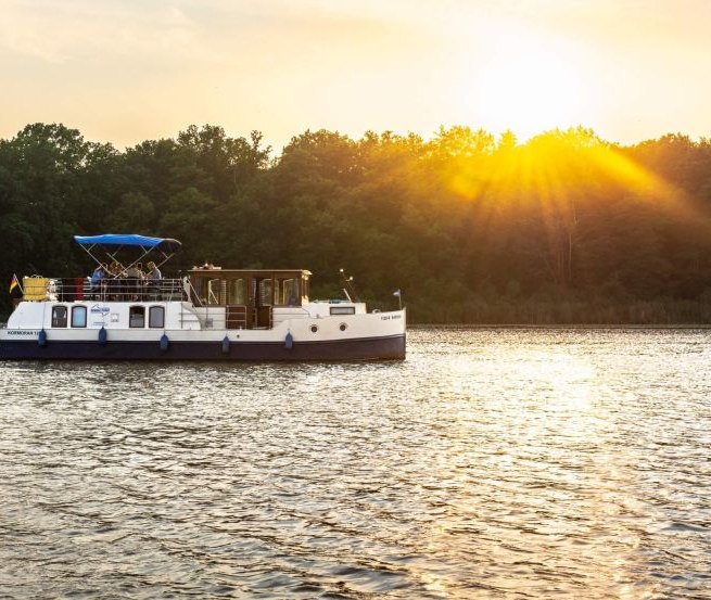 Mit dem Hausboot dem Sonnenuntergang auf der Müritz entgegen, © TMV/Gänsicke