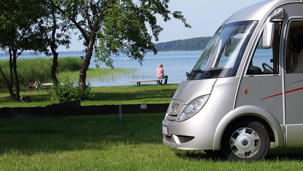 Blick über die Liegewiese zum Badestrand, © Naturcamping Malchow