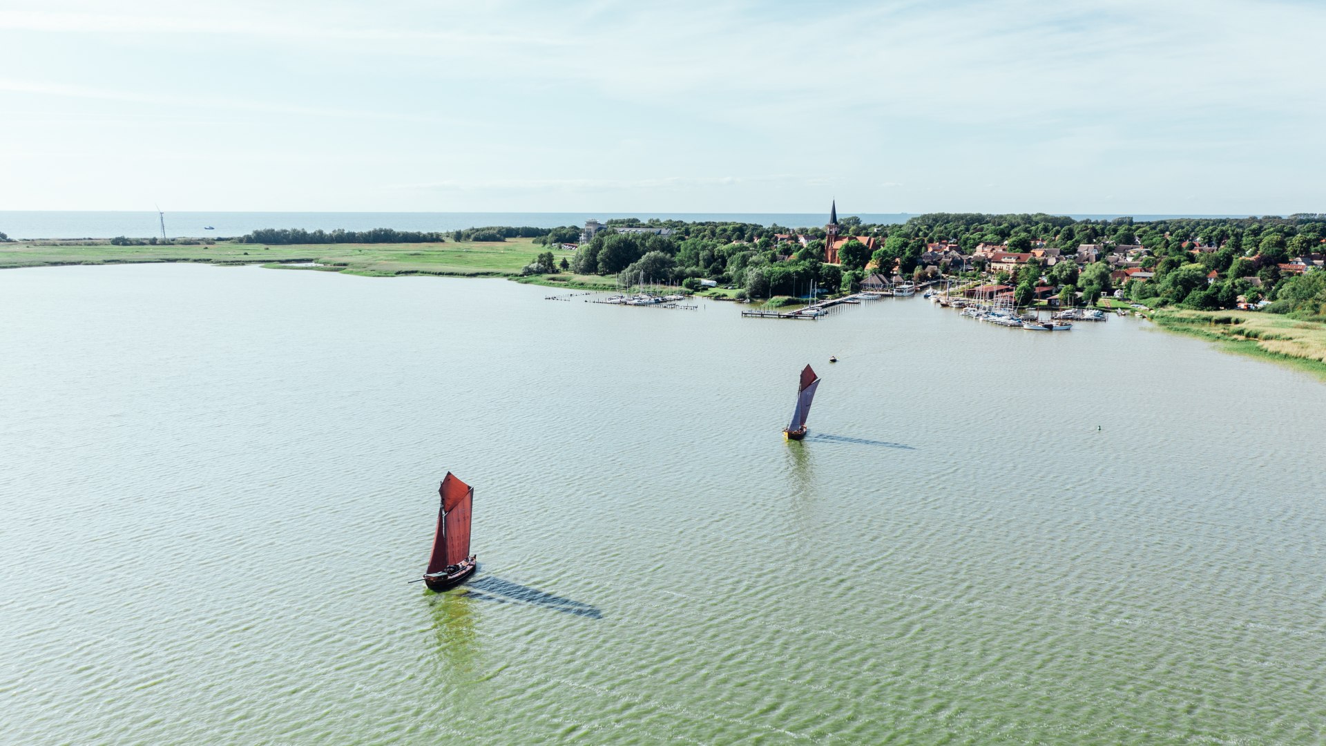 Zeesboote segeln auf dem Bodden bei Fischland-Darß-Zingst, © TMV/Gänsicke