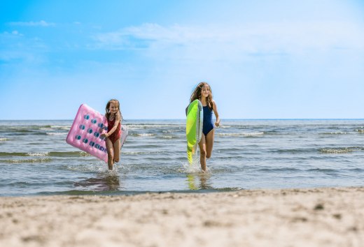 Familienurlaub auf der Insel Usedom. Die Strände hier sind der flach und feinsandig. Ideal für kleine Wassernixen., © TMV/Tiemann