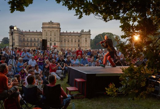 Der barocke Schlosspark von Ludwigslust ist seit 1995 jedes Jahr im August der Hauptdarsteller, wenn auf über 20 Bühnen internationale Künstler zu erleben sind. Mit Artistik und Akrobatik, Comedy und Clownerie, Masken und Marionetten, Puppenspiel und Pantomime unterhalten und verzaubern sie das Publikum. , © TMV/Grundner