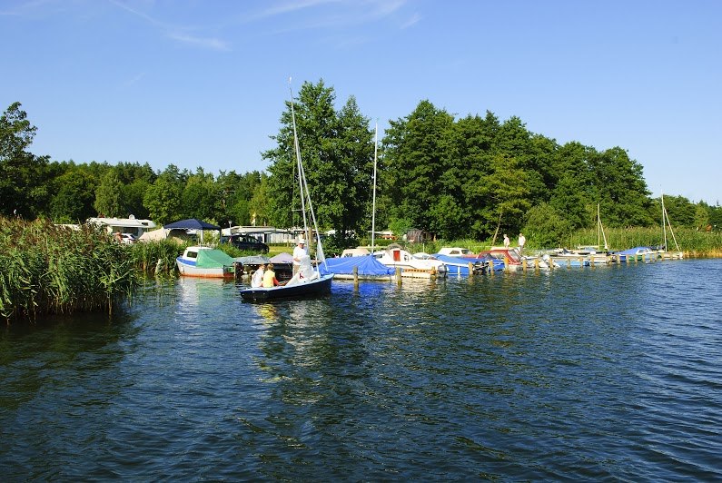 Der idyllisch gelegene Campingplatz befindet sich direkt am Krakower See., © Frank Eilrich