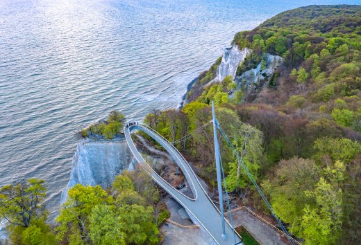 Der Skywalk im Nationalpark Zentrum Königsstuhl mit Blick über die Kreidefelsen und die Ostsee auf der Insel Rügen.