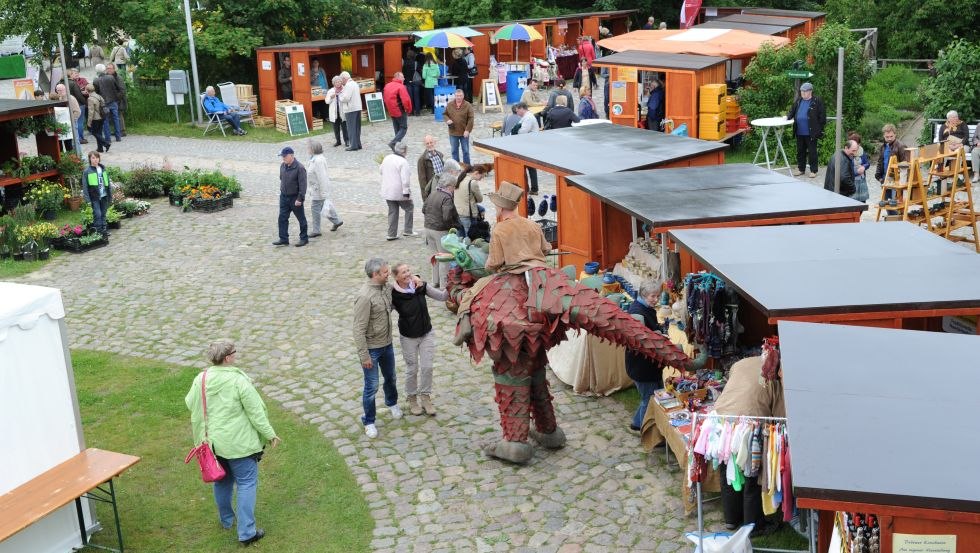 An jedem ersten Sonntag in der Saison werden auf dem Biosphäre-Schaalsee-Markt vor dem PAHLHUUS Produkte aus der Region angeboten, © TMV/Foto@Andreas-Duerst.de