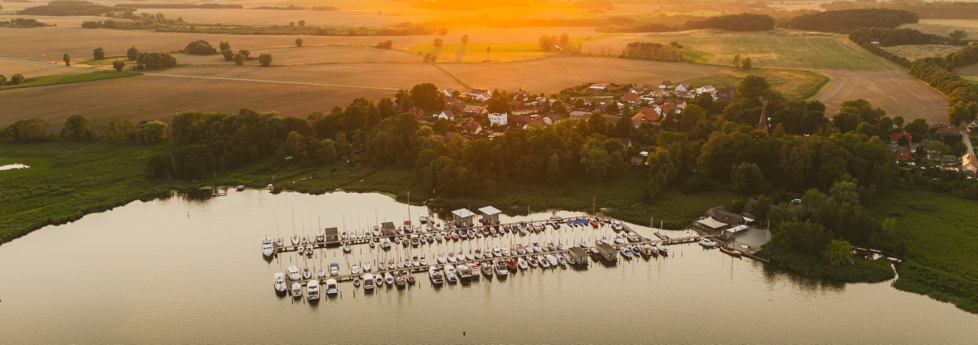 Das Gutshaus Krummin liegt nur wenige Schritte vom malerischen Naturhafen an der Krumminer Wiek entfernt., © Gutshaus Krummin / Matthias Friel