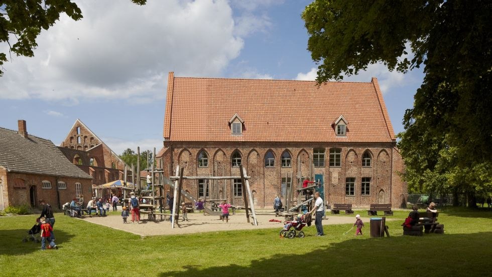 Kornhaus mit Spielplatz und Gartenanlage, © Tourist-Information Bad Doberan-Heiligendamm