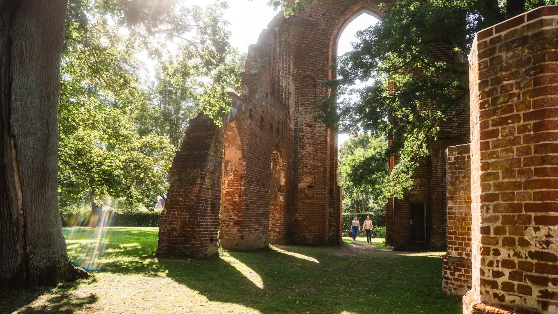 Die Backsteinruine Eldena wirkt wie ein Portal in die Vergangenheit., © TMV/Gross