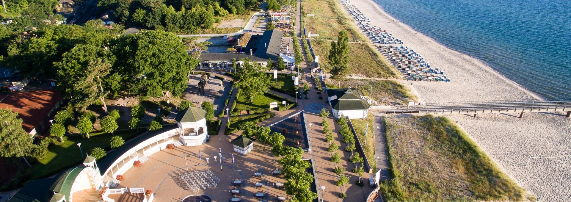 Der Kurplatz im Ostseebad Göhren mit dem historischen Kurpavillon direkt in Strandnähe, © KVGöhren/Kokenge