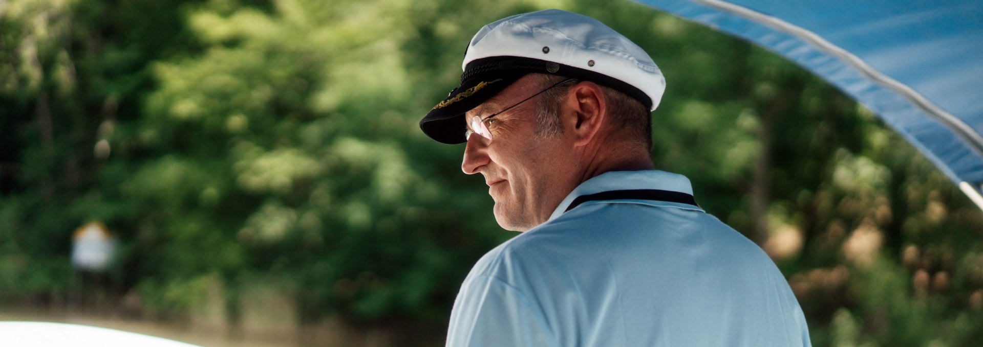 Einen Führerschein braucht man nicht, um ein Hausboot zu lenken. Kapitänsmütze allerdings darf man trotzdem tragen. 