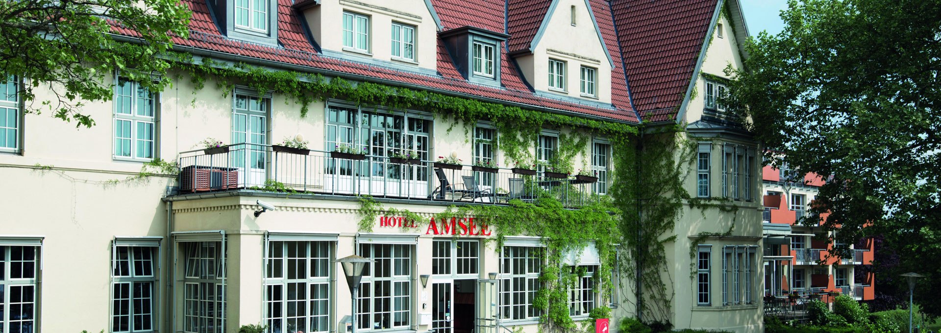 Außenansicht des Hauptgebäudes Amsee, © Hotel Amsee GmbH