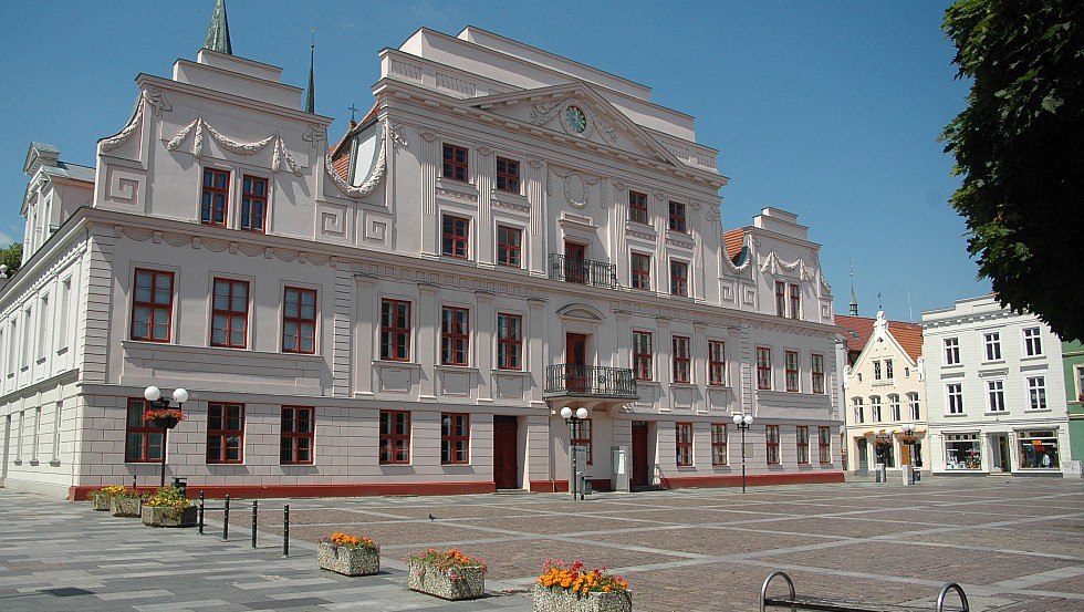 Das Güstrower Rathaus mit klassizistischer Fassade, © Christoph Nahr