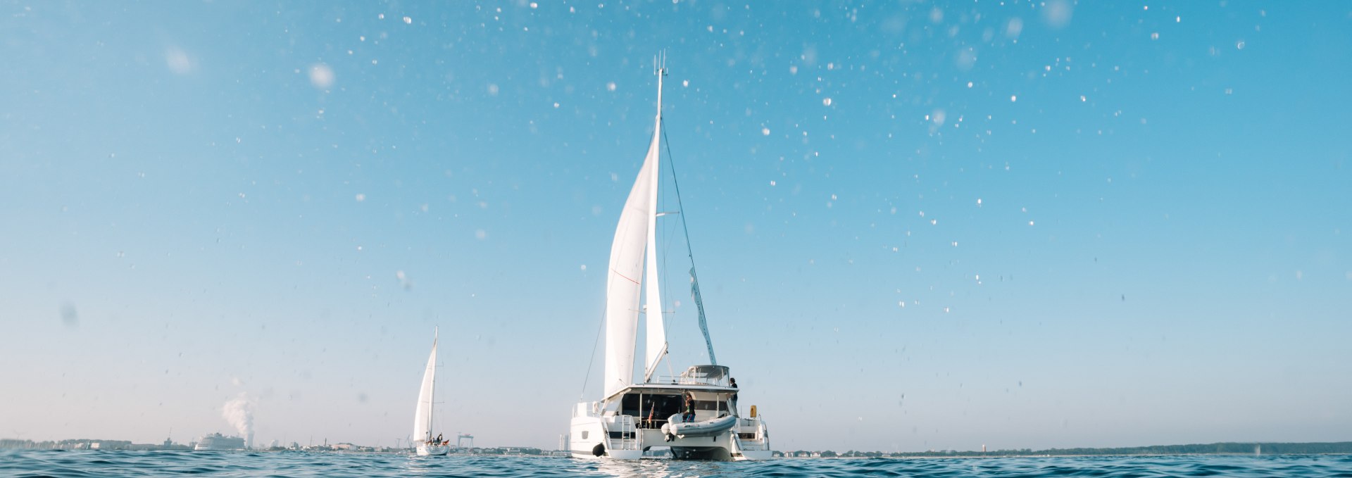 Ein herrlicher Tag an Bord des Katamarans bei einem Segeltörn vor Warnemünde, © Dan Petermann