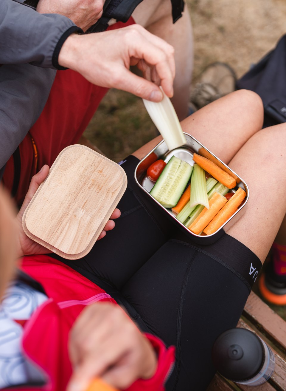 Gesunde Snacks am Seeufer schmecken bei dem Panorama doppelt gut. 