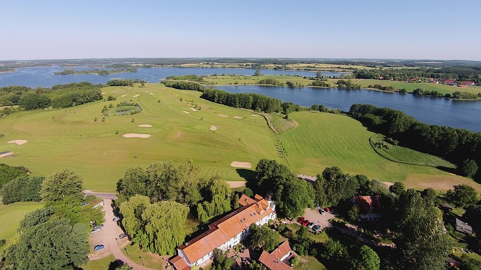 Das idyllisch am Krakower See gelegene Golfhotel Serrahn aus der Vogelperspektive, © Landhaus Serrahn Van der Valk GmbH