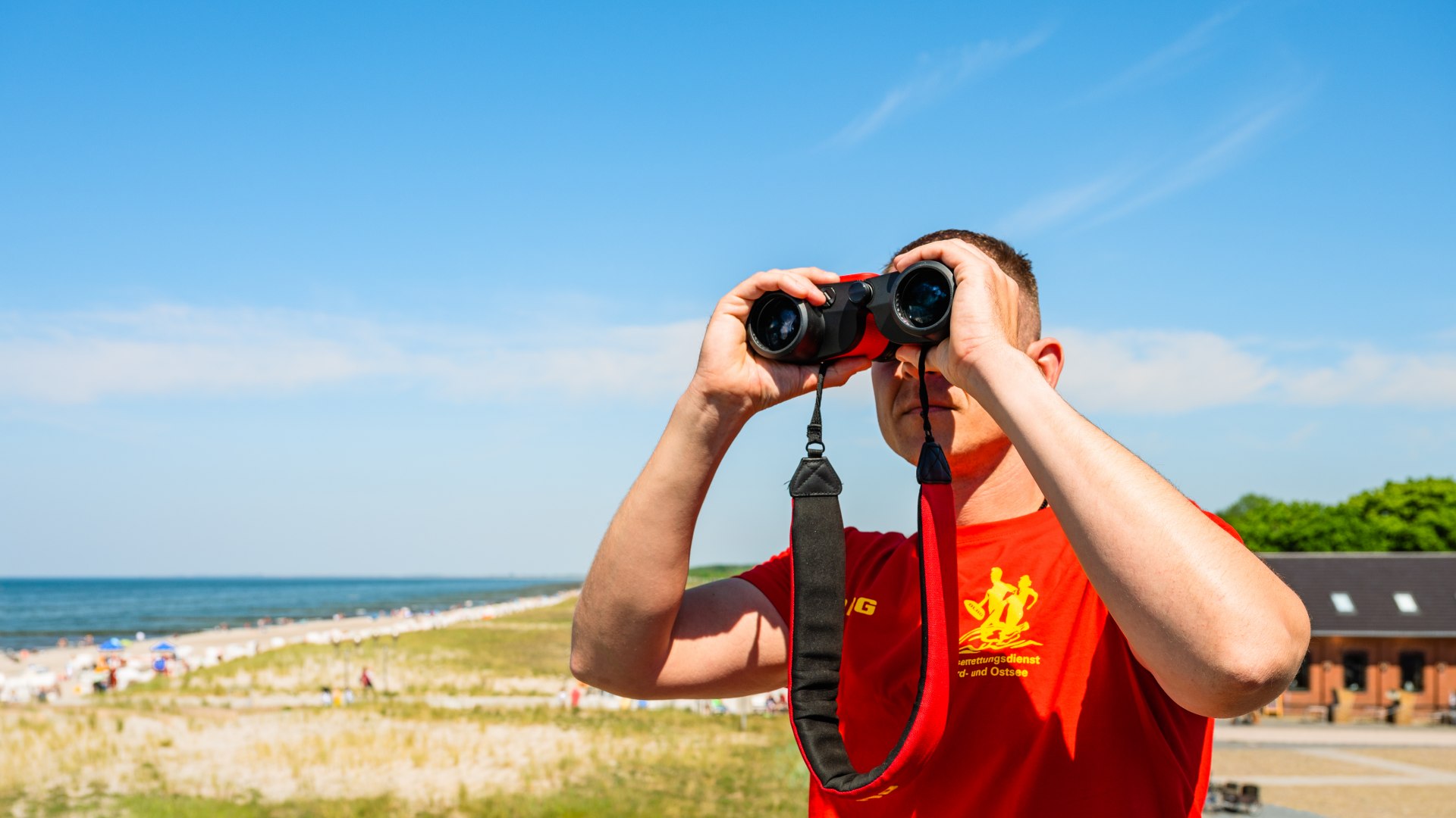 André Rieckhoff von der DLRG kümmert sich am Strand von Graal-Müritz um die Sicherheit der Badegäste., © TMV/Tiemann