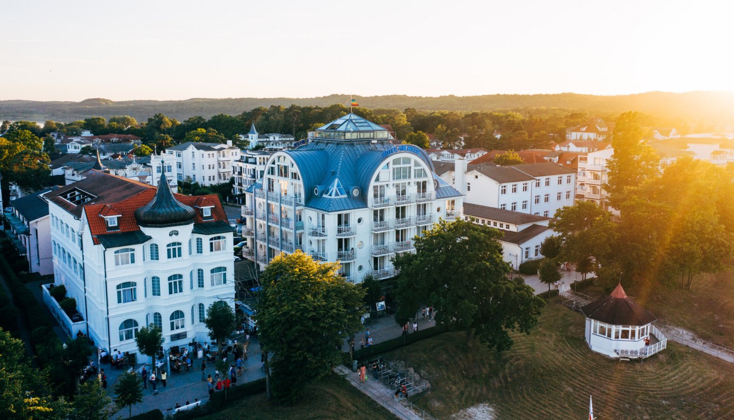 Das &quot;Hotel am Meer&quot; reizt mit seiner Nähe zum Ostseestrand, seinem Wellnessbereich und der Blue Moon Lounge mit Panoramablick auf dem Dach., © TMV/Friedrich