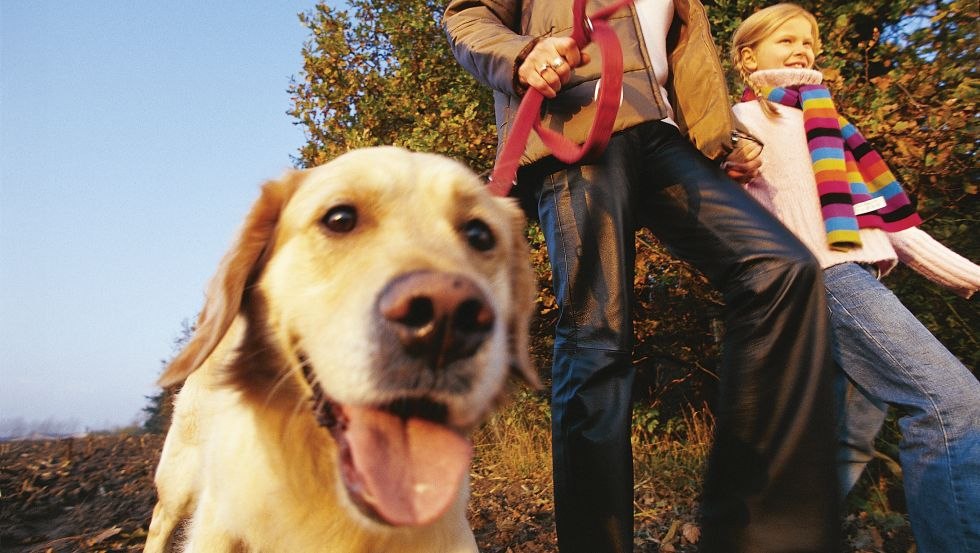 Mutter und Tochter gehen mit ihrem Hund spazieren, Mecklenburgische Ostseeküste, © TMV/Werk3