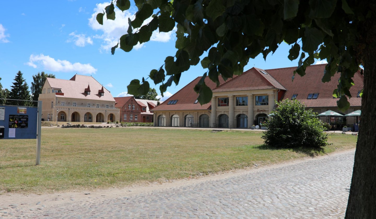 Die Remise des "Schloss Stolpe" mit Restaurant.  Im Hintergrund Teile des vom Schloss abgetrennten Westflügels., © Dr. Lüling, GF SaH