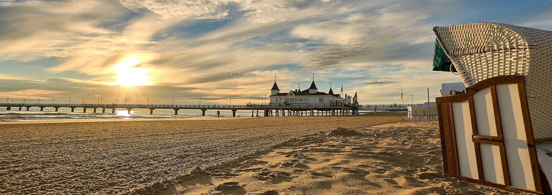 Vom Strandkorb die beeindruckende Seebrücke in Ahlbeck bestaunen. , © TMV/Pocha.de