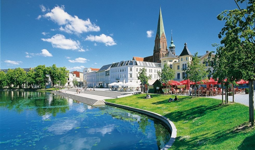 Blick vom Pfaffenteich auf den Schweriner Dom, © TMV/LEH