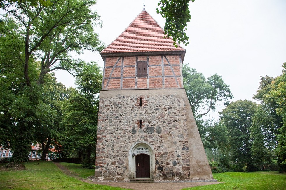 Turmseite der Kirche, © Frank Burger