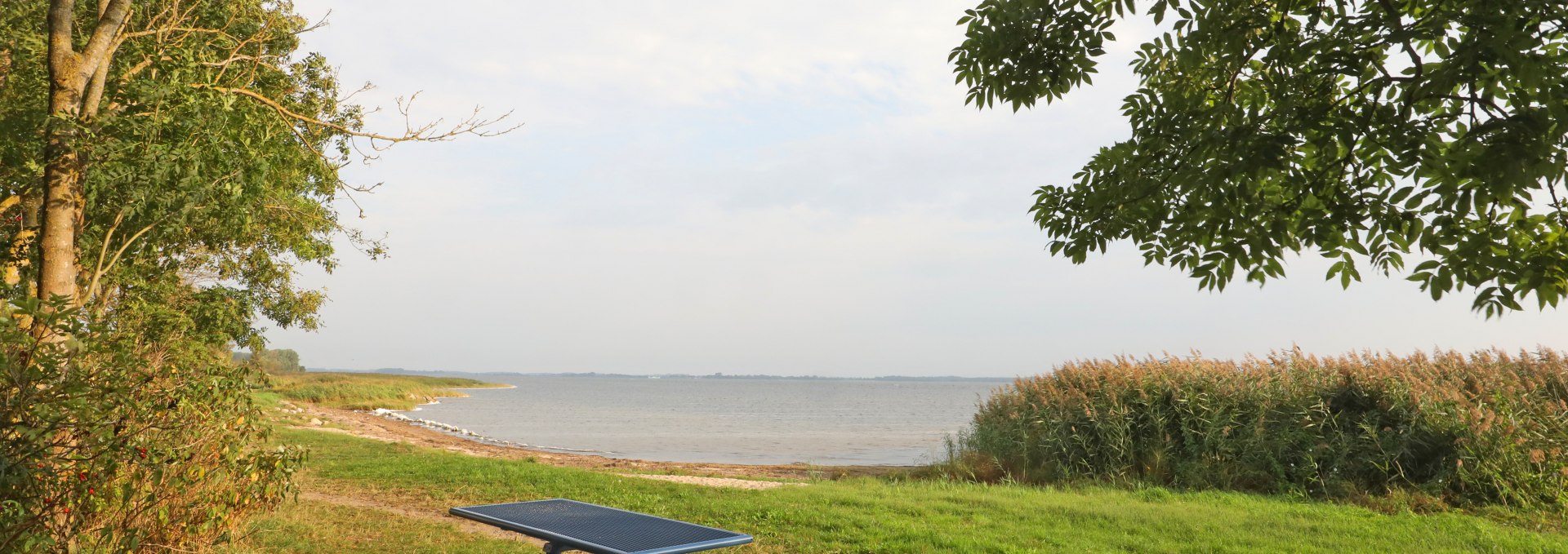 Sitzgelegenheit mit Blick auf das Wasser, © TMV/Gohlke