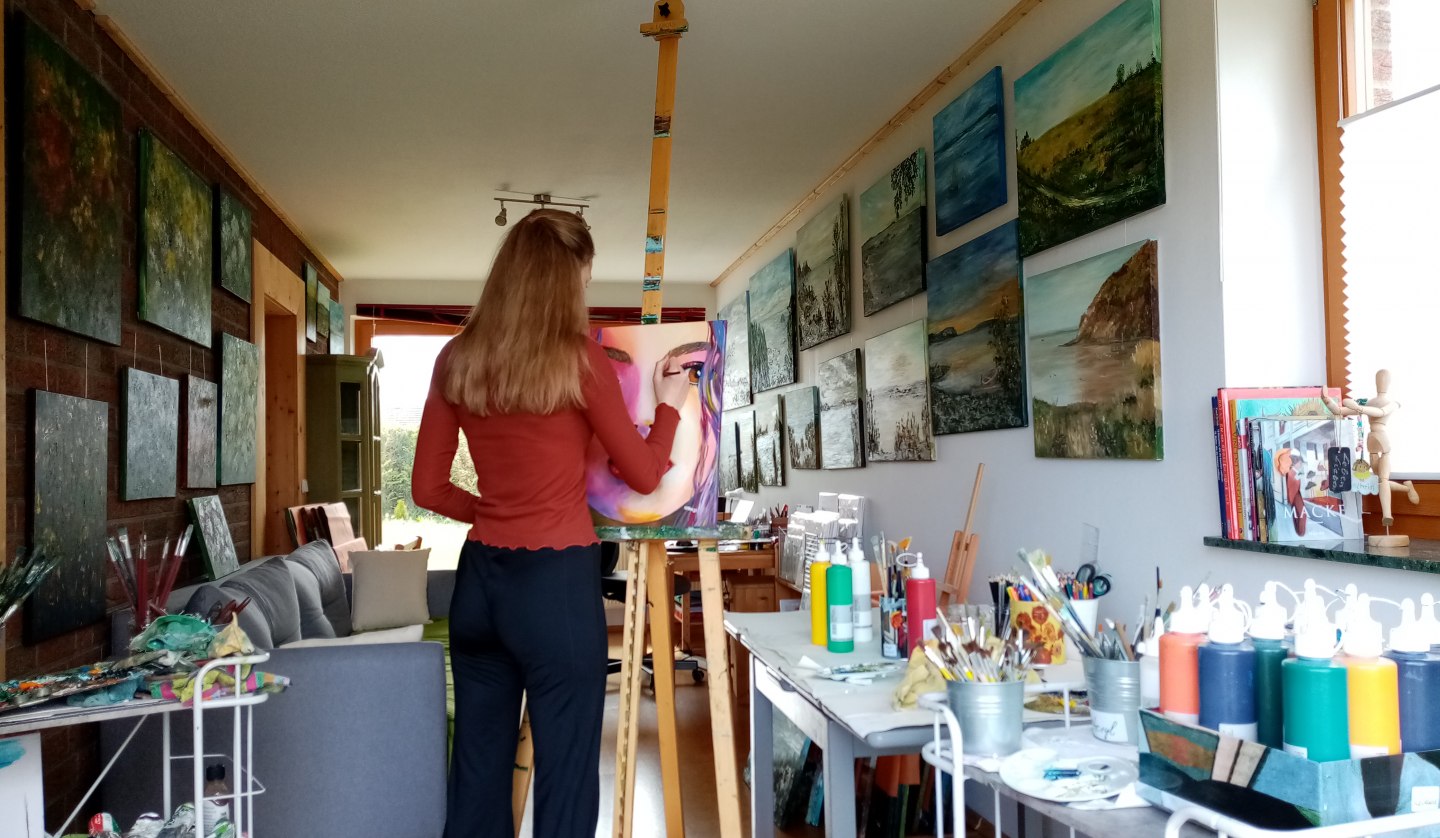 Bis zu vier Teilnehmer(innen) können gemeinsam im Atelier malen., © Kathrin Thesenvitz