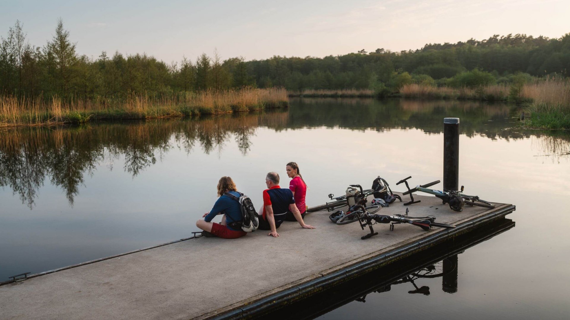 Bikepacking: Pause an der Peene nach einer Fahrradtour