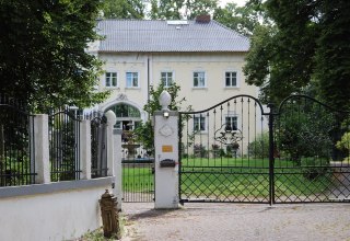 Das Schloss liegt am Rande des Dorfes in einem herrlichen Park., © Gabriele Skorupski